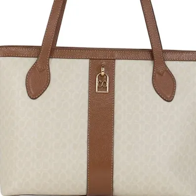Detalhe das alças em couro e faixa central da bolsa Classe Couro Canvas Allana bege